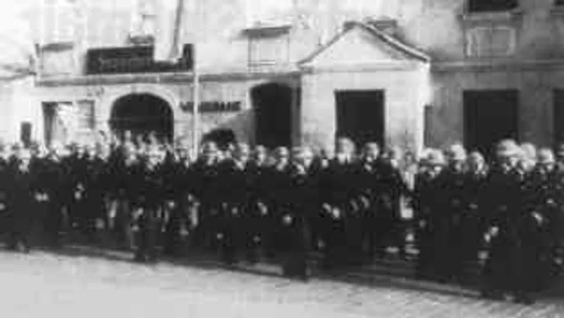 Die beiden Leistungsgruppen der FF Oberschneitbach in Aichach
vor dem abgebrannten Froschermayr